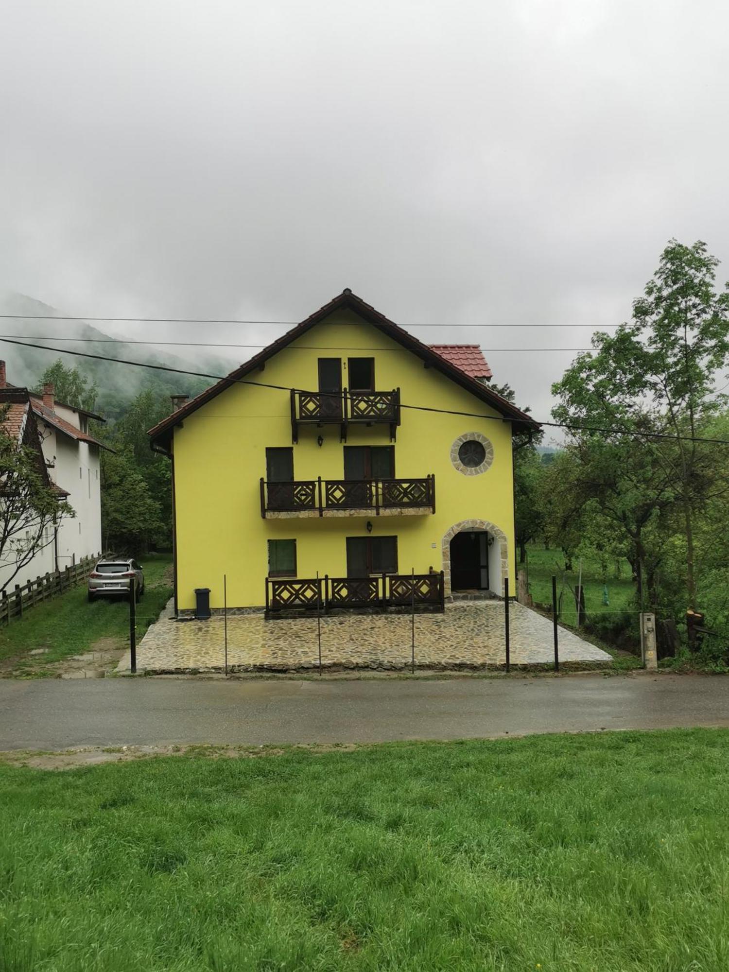 Yellow House Bran  Eksteriør bilde